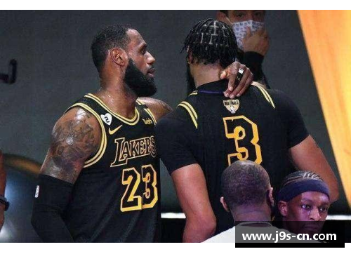 NBA湖人与热火激烈对决：场外争议引发球迷热议